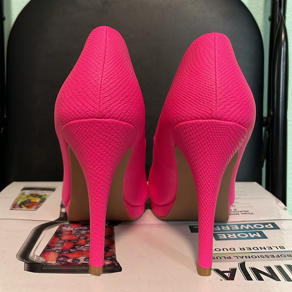 Charlotte Russe Vibrant Pink Textured Stiletto Pumps - Picture 3 of 3